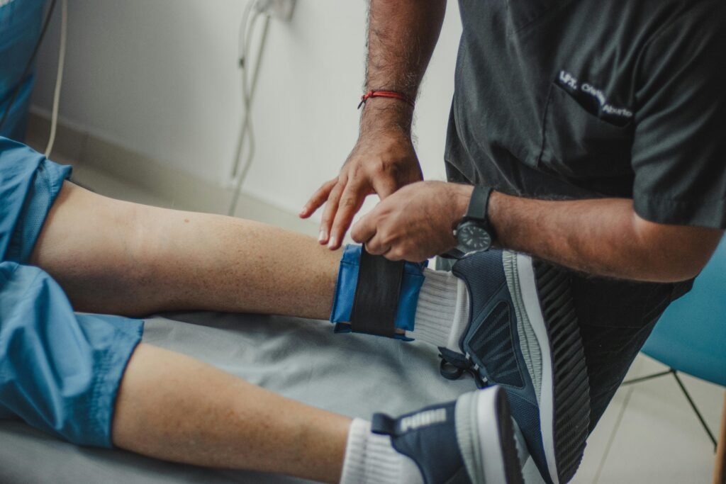 كيفية التعامل مع الإصابات الرياضية: دليل الإسعافات والعلاج المتقدم